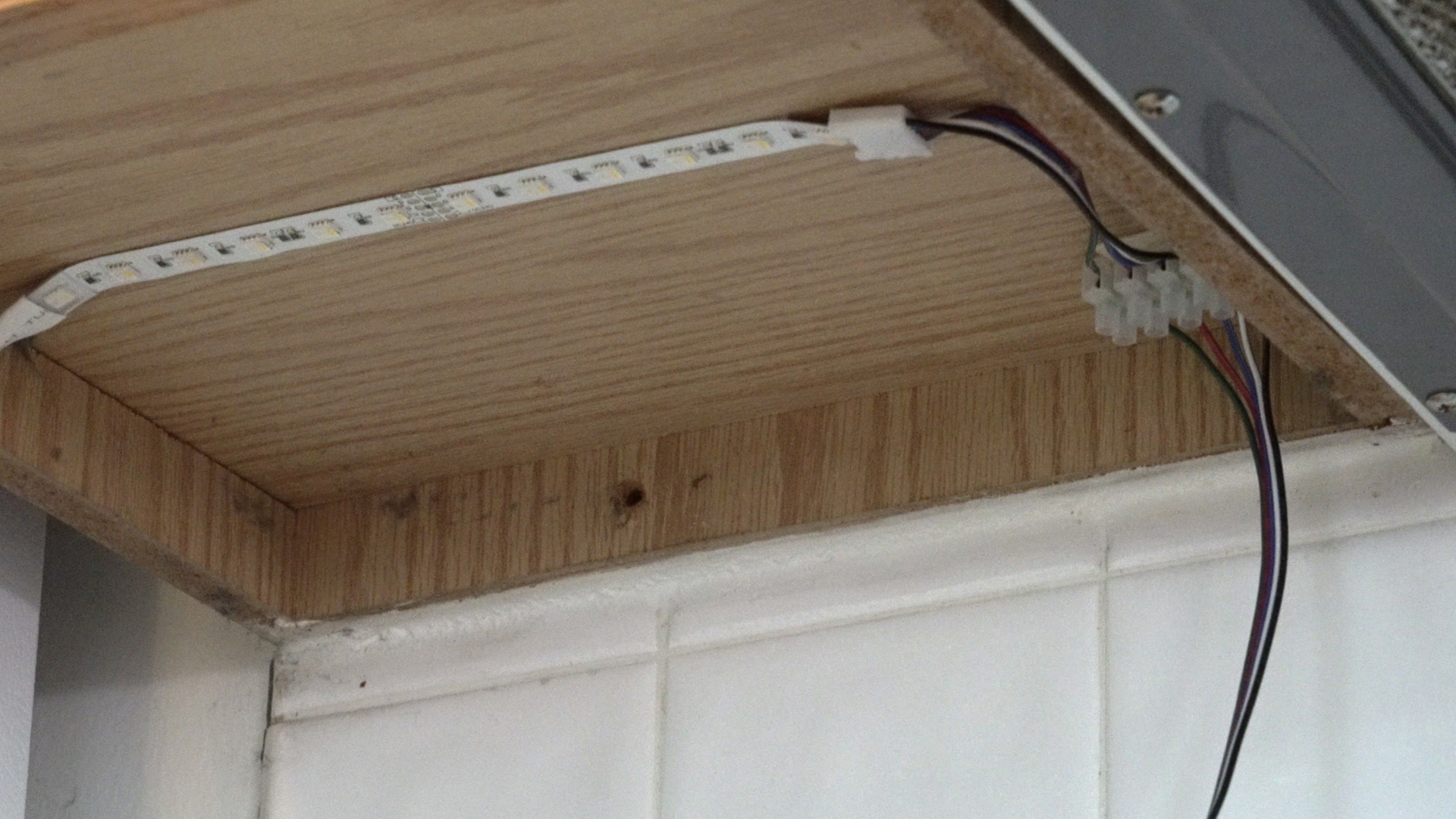 Above Cabinet And Under Cabinet Led Lighting How To Install Led Strip Lights Super Bright Leds